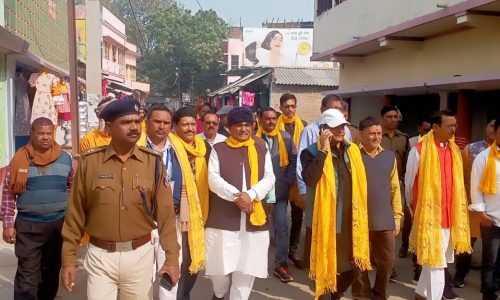 कलश शोभायात्रा के दौरान सैकड़ों श्रद्धालु हुए शामिल ।