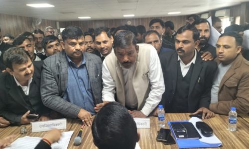 बीकेटी बार एसोसिएशन द्वारा एसडीएम व चकबंदी अधिकारी का स्थानांतरण की मांग पकड़ा जोर ।