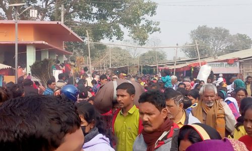 लाखों श्रद्धालुओं ने गंगा तट पर आस्था की लगाईं डुबकी ।