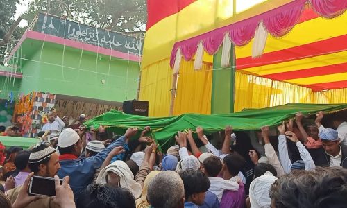 सालाना उर्स के मौके पर हकीकतमंदों ने की चादरपोशी।