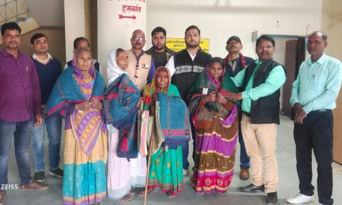 प्रखंड मुख्यालय में नि:सहायों के बीच किया गया कंबल वितरण ।