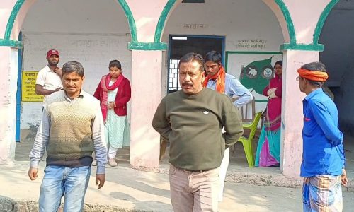 सर्व शिक्षा अभियान के कनीय अभियंता ने विद्यालय की वर्तमान स्थिति का किया निरीक्षण ।