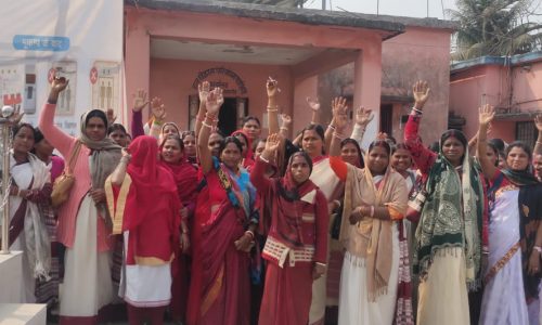 विभिन्न मांगों को लेकर सेविकाओं ने बाल विकास परियोजना कार्यालय के समक्ष किया धरना प्रदर्शन।