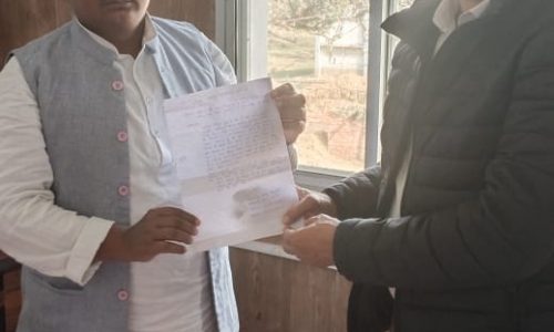 निराश खादिम मो. मंजर ने एसडीओ से शिकायत की ।