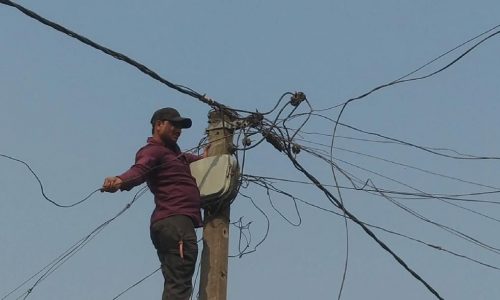 बिजली बकाएदारों का काटा गया कनेक्शन हरकपं।