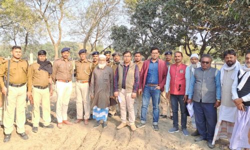 भूमि सुधार उप समाहर्ता के निर्देश पर जमीन को कराया गया अतिक्रमण मुक्त ।