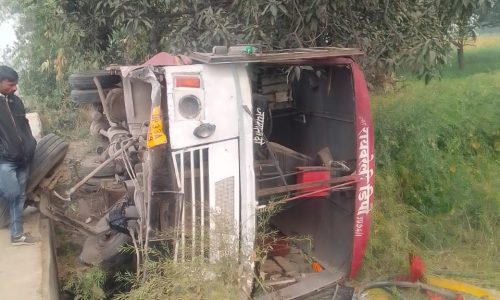 लखनऊ के निगोहां में अनियंत्रित होकर पलटी तेज रफ्तार बस ।