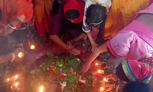 भगवान शिव की भक्ति में डूबे श्रद्धालु ।