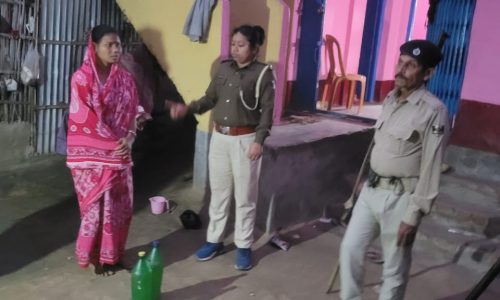 पुलिस ने छापेमारी कर 2 लीटर देशी शराब के साथ एक महिला तस्कर को किया गिरफ्तार ।