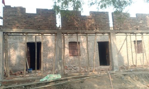 हल्का कचहरी भवन कार्य में अनियमितता बरतने से ग्रामीणों ने डीएम से की जांच की मांग ।