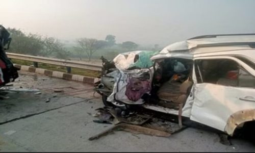 कंटेनर-फॉर्च्यूनर कार की टक्कर में आगरा-लखनऊ एक्सप्रेसवे पर दो की मौत।