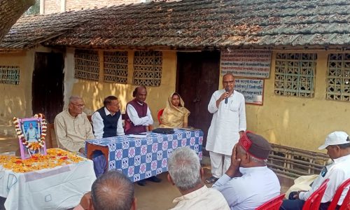 साहित्य प्रेमियों द्वारा शोक सभा आयोजित ।