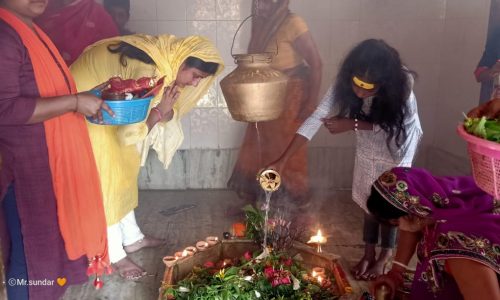 जलाभिषेक के लिए उमड़ी श्रद्धालुओं की भीड़।