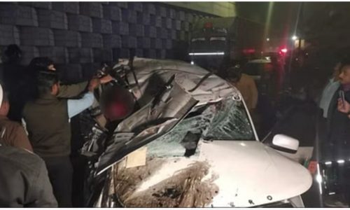 लखनऊ में ​​​​​​​पॉलिटेक्निक फ्लाईओवर से गिरी बोलेरो, 3 की मौत ।