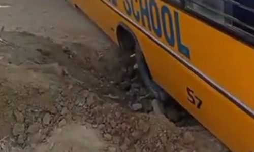 बीकेटी में टूटी पुलिया दे रही है दुर्घटना को दावत ।