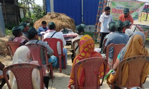 आईपीएम किट के प्रयोग को लेकर किसान पाठशाला में दी गई जानकारी ।