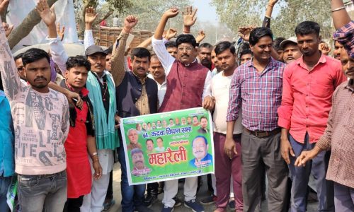 जदयू प्रखंड अध्यक्ष की अध्यक्षता में महागठबंधन की रैली में कदवा से निकली जदयू कार्यकर्तओं की जत्था ।