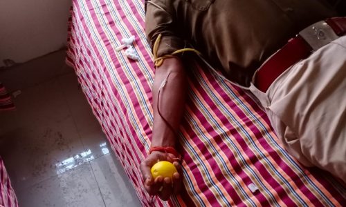 मनिहारी थाना के पुलिसकर्मियों ने पुलिस दिवस के उपरांत किया रक्तदान ।
