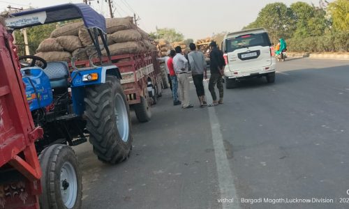 बीकेटी कोल्ड स्टोरेज में किसान आलू जमा करने के लिए परेशान ।