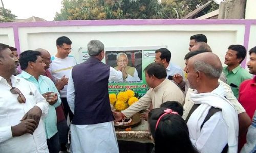 सांसद में मनाया मुख्यमंत्री नीतीश कुमार का जन्मदिन केक काटकर एक दूसरे को दी बधाई ।