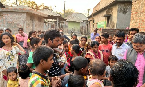 जदयू कार्यकर्ताओं ने मुख्यमंत्री नीतीश कुमार का जन्मदिन पर बच्चों के संग बांटी खुशीयां ।
