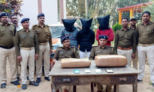 वाहन चेकिंग के दौरान भारी मात्रा में गांजा सहित तीन तस्कर को पुलिस ने किया गिरफ्तार।