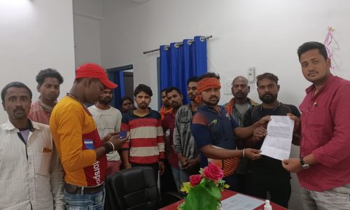 सफाई कर्मियों की हड़ताल की चैतावनी बकाया मजदुरी को लेकर सौंपा ज्ञापन ।