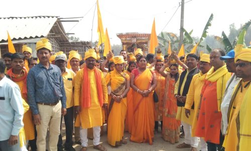 तीन दिवसीय गायत्री महायज्ञ का हुआ शुभारंभ, निकाली गई भव्य शोभायात्रा ।