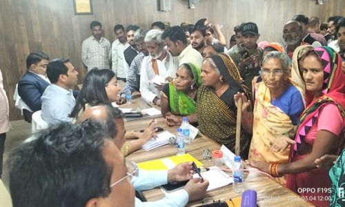 ग्राम सरैया बाजार बेहरा चक्की में जंगल झाड़ियों की जमीन को शमशान में बदलने की मांग ।