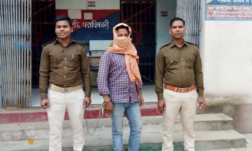 तीन लीटर विदेशी शराब तथा एक मोटरसाइकिल सहित युवक गिरफ्तार।