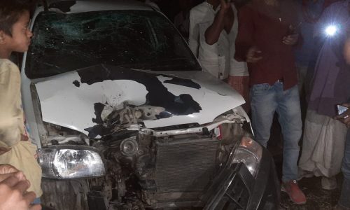 कार और बाइक की टक्कर में दो घायल, एक रेफर ।