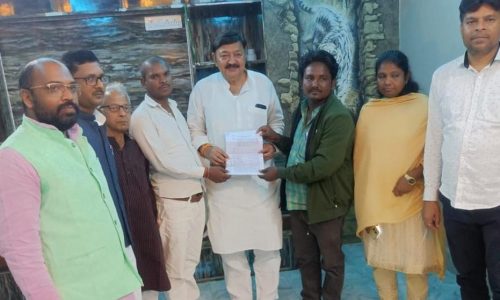 कांग्रेस विधानमंडल दल के नेता के साथ एसटी आयोग के अध्यक्ष को  सौंपा ज्ञापन।