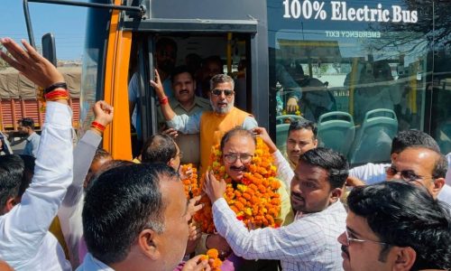 चारबाग से मां चंद्रिका देवी मंदिर तक चलने वाली सिटी बस को विधायक ने हरी झंडी दिखाकर किया रवाना।