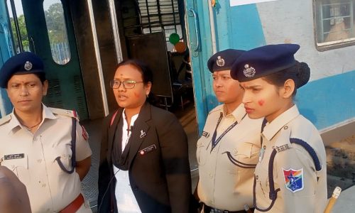 महिला दिवस पर महिलाओं के हाथ में रेल