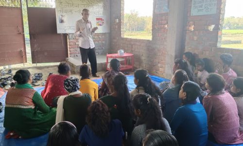 दिवंगत शिक्षक के याद में उनके चित्र पर पुष्प अर्पित करते हुए विद्यार्थियों ने दिया श्रद्धांजलि ।