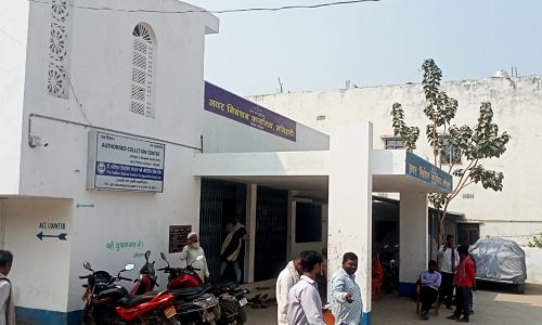 निबंधन कार्यालय मे जनसुविधाओं का अभाव ।