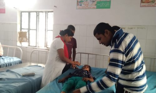 अज्ञात वाहन के चपेट में आने से एक बच्ची हुई घायल ।