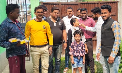 कला संकाय से जिला में दूसरा स्थान प्राप्त करने वाले विद्यार्थी को वार्ड पार्षदों ने दी बधाई ।