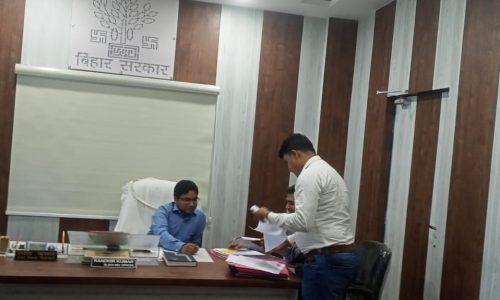 पैक्स अध्यक्षों के प्रत्याशियों के बीच चुनाव चिह्न आवंटित।