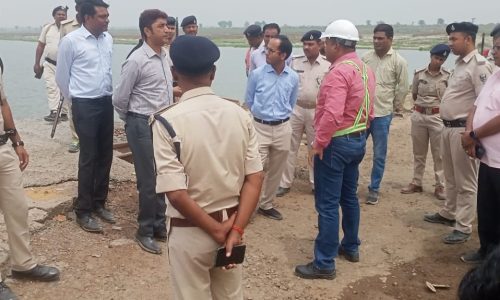 जिलाधिकारी पहुंचे मनिहारी, फोरलेन ब्रिज निर्माण कार्य के निरीक्षण में।