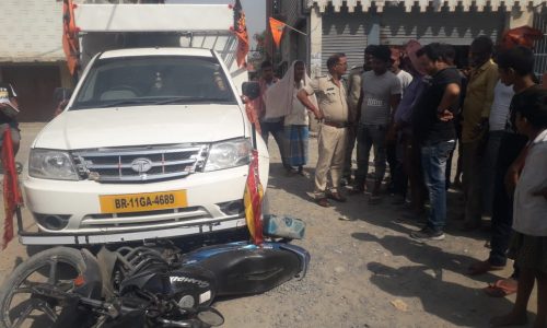 मनिहारी में पिकअप वैन और बाइक की टक्कर में दो घायल।