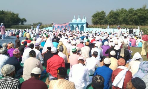 ईद की नमाज पढ़ गिले शिकवे भुलाकर मिले गले, अमन की दुआ के साथ सजदे में झुके सिर ।