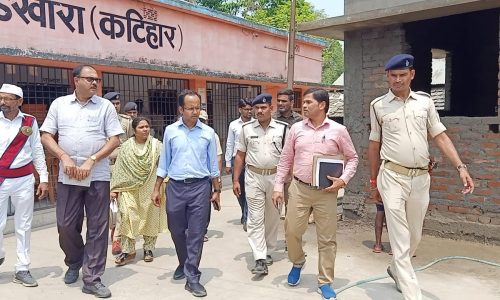 डीएम ने किया प्रखंड का औचक निरीक्षण।