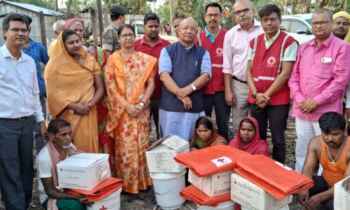 छींटाबाडी़ मे अग्नि कांड में सात परिवारों का घर जले, रेडक्रोस की टीम ने राहत सामग्री का किया वितरण ।