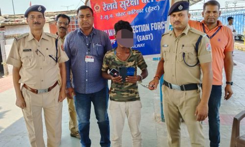 चोरी के मोबाइल के साथ  तीन युवकों को आरपीएफ ने किया गिरफ़्तार।