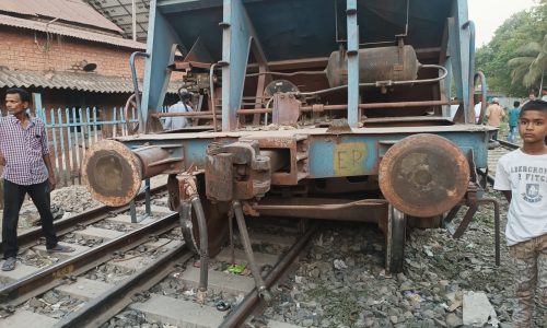 रेलवे ट्रैक से मालगाड़ी  का चक्का उतरा।