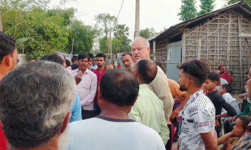 डूब कर हुई मृतक के परिजनों से मिलने पहुंचे स्थानीय विधायक ।