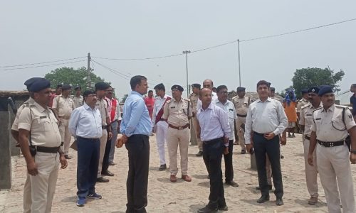 कटावरोधी कार्य एवं गंगा पुल निर्माण कार्य का आयुक्त ने किया निरीक्षण।