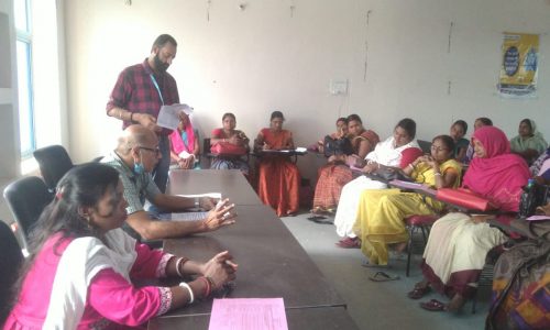 घर-घर जाकर बच्चाें काे  स्वास्थ्य कर्मी पिलाएंगी दवा ।
