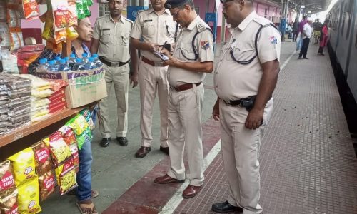 रेल पुलिस ने 125 लोगो को किया जुर्माना ।